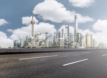 城市道路和上海外滩建筑背景