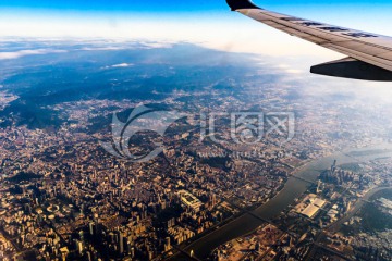 飞机上俯瞰城市