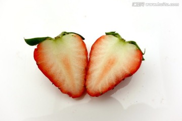 草莓 切开的 白底素材图