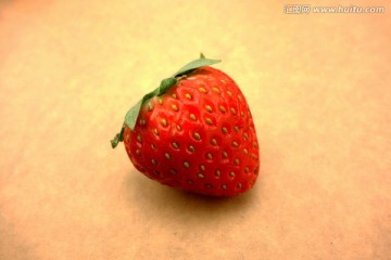 草莓 一个 棕底素材图