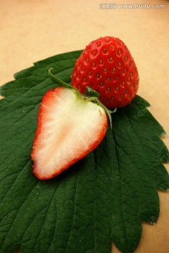 草莓 切开的 棕底素材图