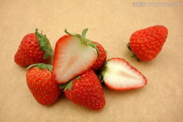 草莓 几个 棕底素材图