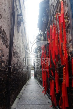 老巷子里的红丝带