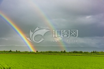 农田里的双层彩虹