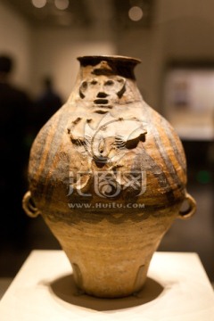 马家窑文化裸体浮雕彩陶壶