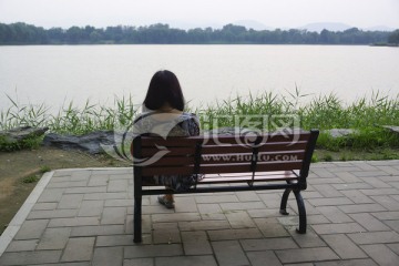 河边坐在凳子上休息的女人
