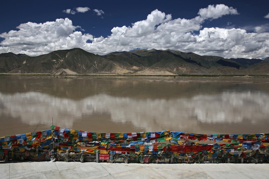 西藏雅鲁藏布江
