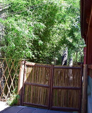 绿竹和柴扉木门