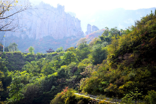 薄雾中的山川风景