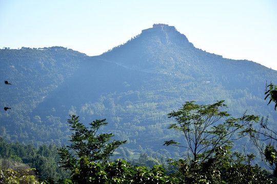 薄雾中的山脉风景