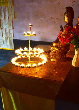 佛殿里的烛台图片