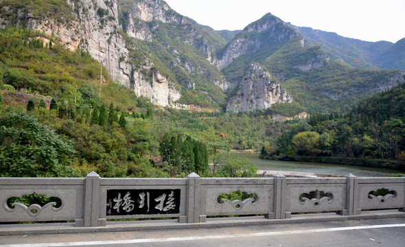 石桥和远山自然风景