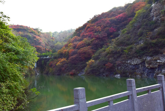 山脉之间的水库风景图