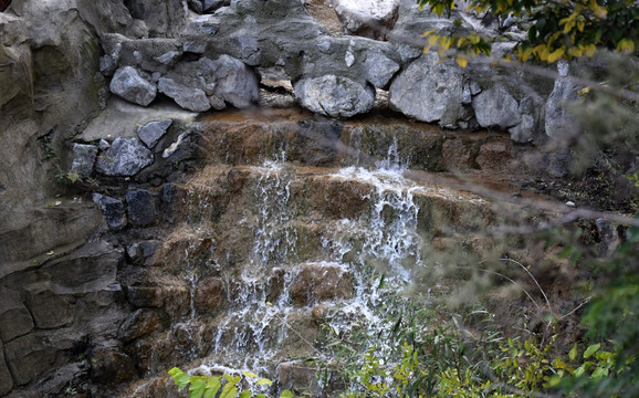 石头河道里的白色水花