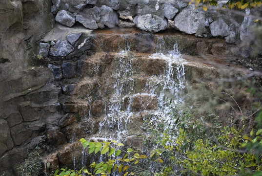 小河流水景观图
