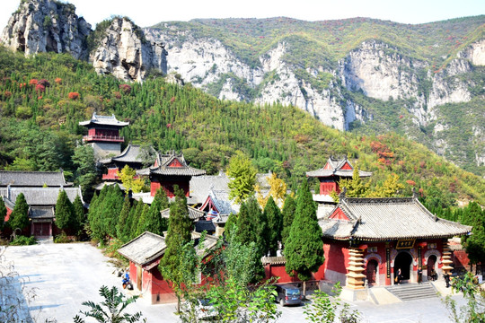 山脚下的寺庙古建筑