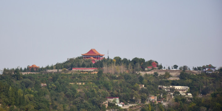 山顶上的寺庙建筑