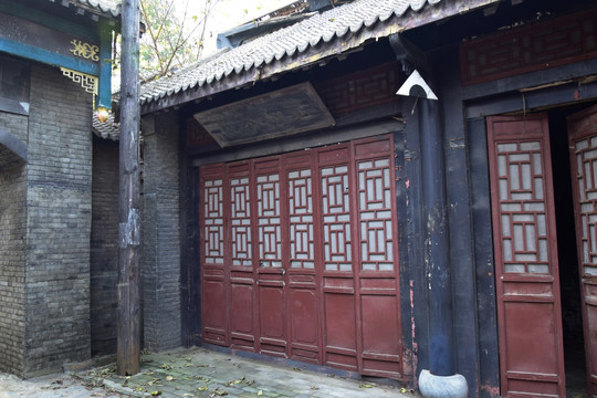 木质门窗老商铺图片