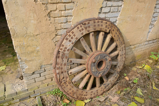 破旧的木马车车轮