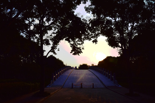 夕阳中的拱桥摄影图