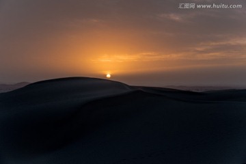 日出塔格拉玛干沙漠