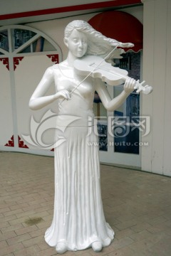 拉小提琴的少女雕塑
