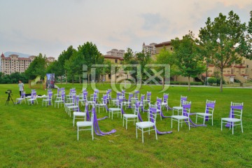 草坪婚礼现场布置  椅子