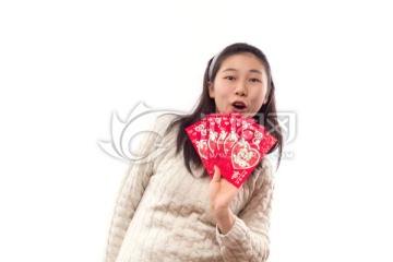 拿着喜字红包的中国女孩