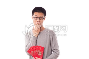 拿着喜字红包的中国男孩