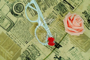 旧报纸上的眼镜和玫瑰花