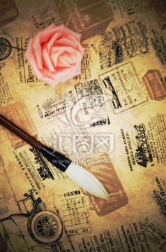 旧报纸上的毛笔和玫瑰花