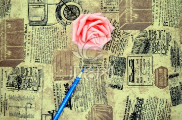 老旧报纸上的玫瑰花和铅笔