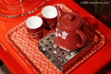一套红色的茶具