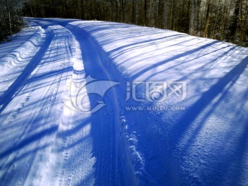 冬季积雪道路