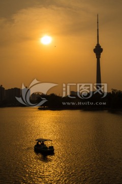 夕阳下的玉渊潭湖面