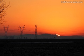 日出 田野 电塔