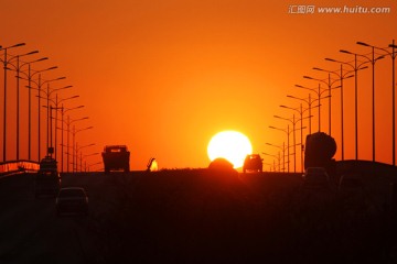 夕阳下车来车往的公路