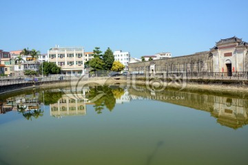 大万世居