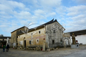 大万世居