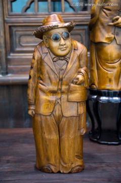 黄杨木雕 戴墨镜的商人
