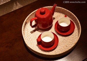 俯拍的红色茶具