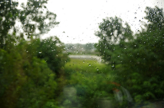 阴雨天玻璃窗雨滴水珠窗外