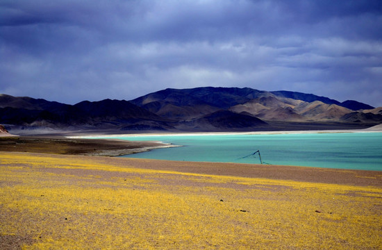 西藏湖泊群风光 达热措