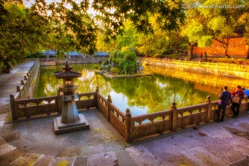杭州雷峰塔庭院水池