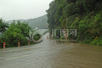 山区公路 雨天