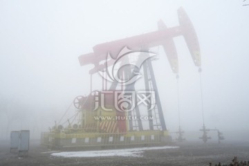 雾霾中的油田 抽油机