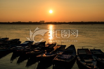 夕阳黄昏 江上日落 一排渔船