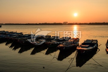 夕阳黄昏 江上日落 一排渔船