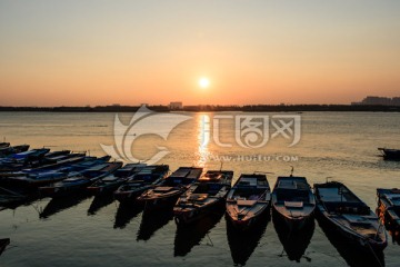 日落渔船 江上