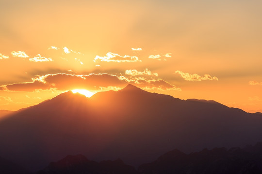 北京西山森林公园夕阳晚霞